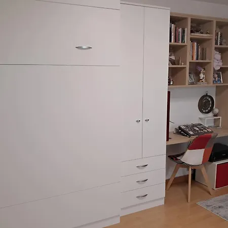 Charming T1 With Balcony In Apartment Hyeres